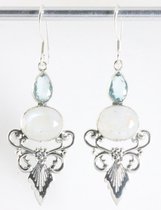 Lange zilveren oorbellen met regenboog maansteen en blauwe topaas