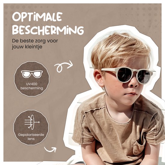 Garçon aux cheveux blonds porte des lunettes de soleil claires avec protection UV400 et lentille polarisée.