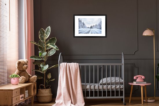 Photo en cadre - Une route enneigée entourée d'un cadre photo paysage d'hiver noir avec passe-partout blanc 60x40 cm - Affiche sous cadre (Décoration murale salon / chambre)