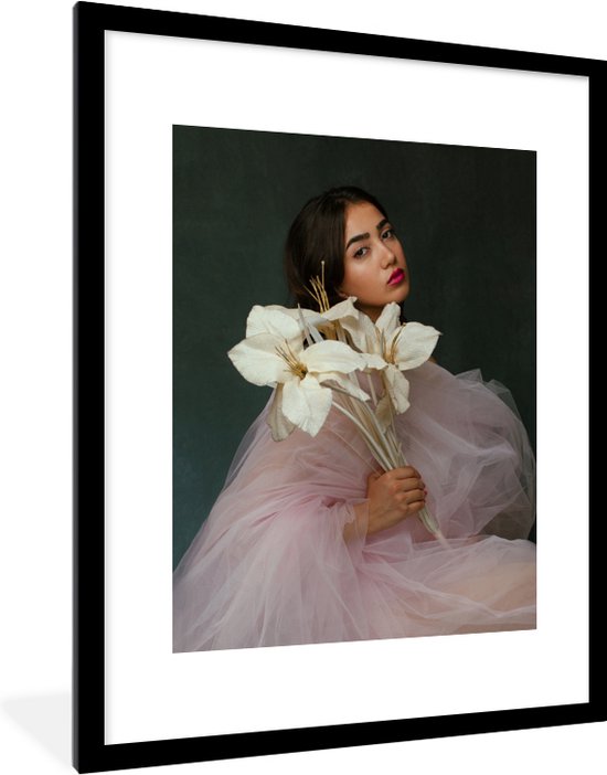 Portrait de femme avec de grandes fleurs blanches à la main 60x80 cm