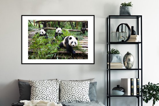 Jeunes pandas mangeant 120x80 cm