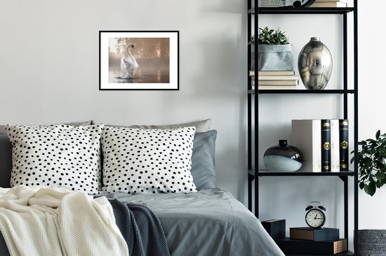 Cygne dans le lac brumeux