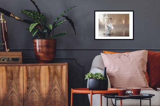 Cygne dans le lac brumeux