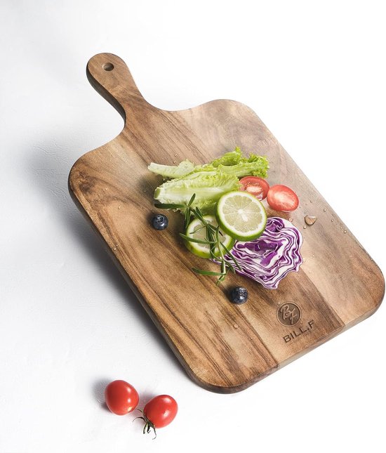 Un Bol De Légumes Avec Une Planche à Découper En Bois Avec Une