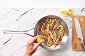 Crowd Cookware – Snijplank gemaakt van gestoomd beukenhout – met handige grepen – geïntegreerde rand – 30 x 20 x 2 cm