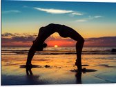 Dibond - Vrouw in Yoga Positie op het Strand bij Ondergaande Zon - 80x60 cm Foto op Aluminium (Met Ophangsysteem)