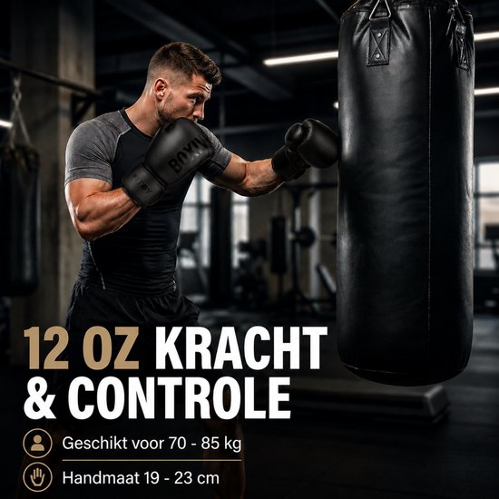 Man traint met zwarte 12 oz bokshandschoenen op een bokszak. Geschikt voor 70-85 kg.
