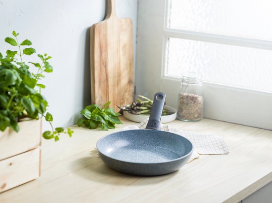 BK Blue Label Granite Koekenpannenset 2-delig - 20/24cm - PFAS-vrije antikleeflaag - Pannenset inductie - Keramische pan - Ovenbestendig tot 160°C - Koudgrepen - Blauw