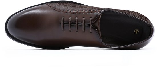 Donkerbruine, spitse veterschoen met crocoprint op de hiel en vetersluiting.