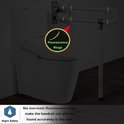 Witte toiletbeugel met zes fluorescerende ringen voor nachtelijke zichtbaarheid, gemonteerd naast een toilet.