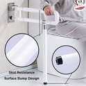 Witte toiletbeugel met antislip oppervlak met reliëf, gezien met een hand die erop rust.