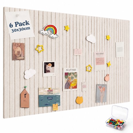Een beige vilten prikbord versierd met stickers, foto's en notities.