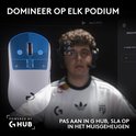 Witte gamingmuis met blauwe details, naast een speler met koptelefoon. Tekst: 'Domineer op elk podium' en 'Pas aan in G HUB, sla op in het muisgeheugen'.