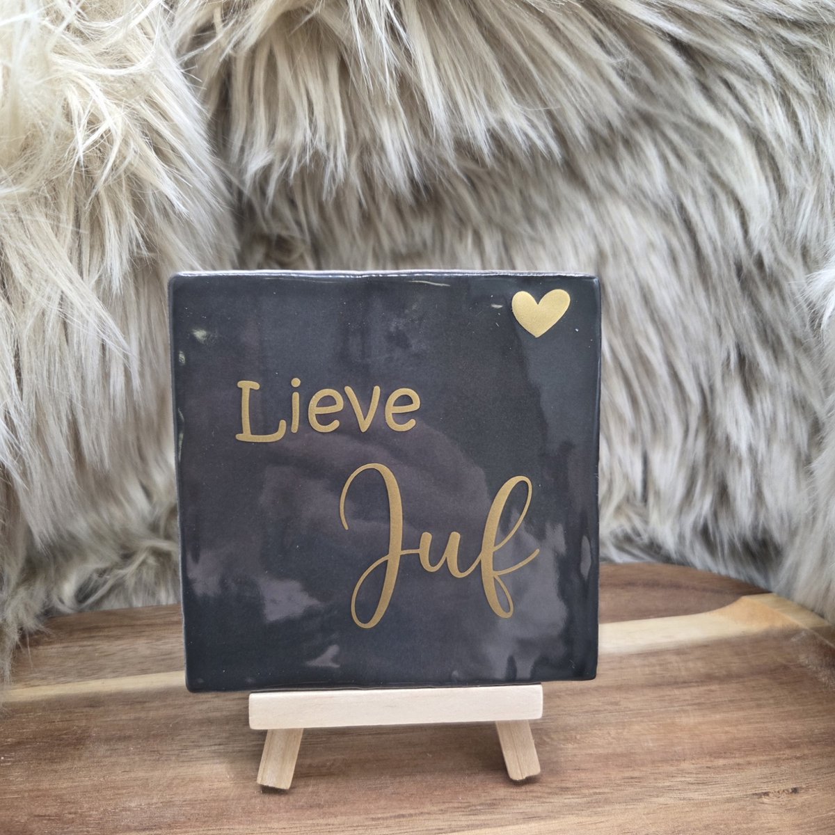 Robuust Wenstegeltje Lieve Juf – Cadeau Juffendag – Afscheid Juf – Bedankje – Trendy – Woondecoratie – Cadeautje – Decoratief Tegeltje met Standaard – Cadeau Idee