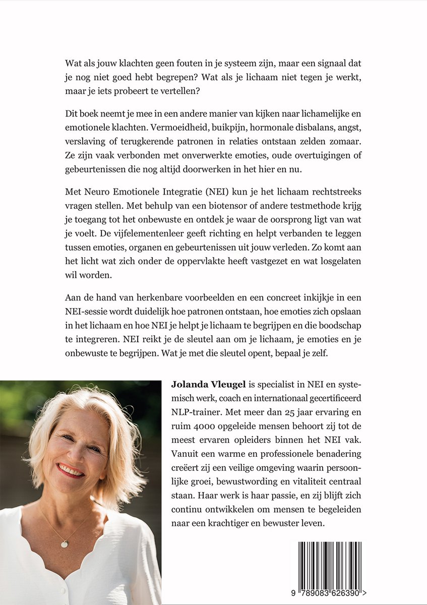 Jolanda Vleugel lacht, met blonde, krullende schouderlange haren en make-up. Ze draagt een blauwe blouse.