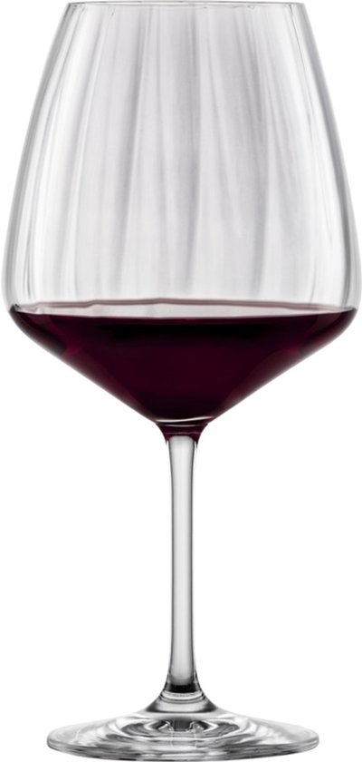Verre de vin rouge, avec une tige et un pied blancs.