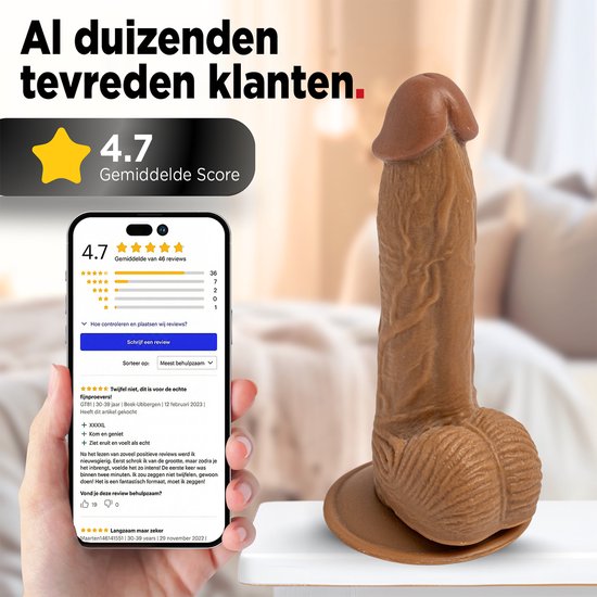 Realistische bruine dildo met balzak en zuignap, weergegeven op smartphone met reviews