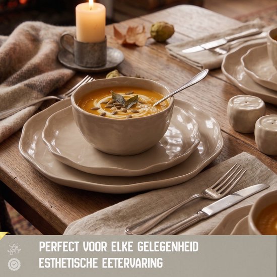 Gedekte tafel met taupe servies, kaarslicht en een kom pompoensoep.