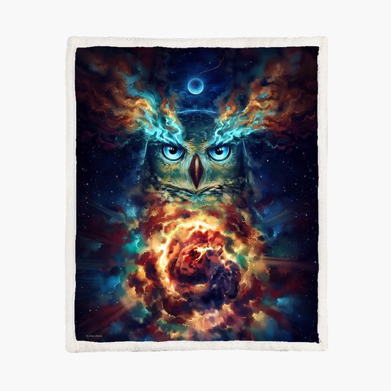 Couverture polaire avec un design 'space owl'. Le hibou vous regarde avec des yeux bleus, entouré d'un tourbillon cosmique de couleurs orange, bleues et rouges.