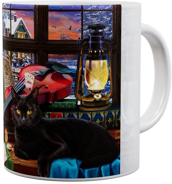 Zwarte kat met gele ogen, een rode viool, antieke boeken, een olielamp en bladmuziek voor een winterlandschap.