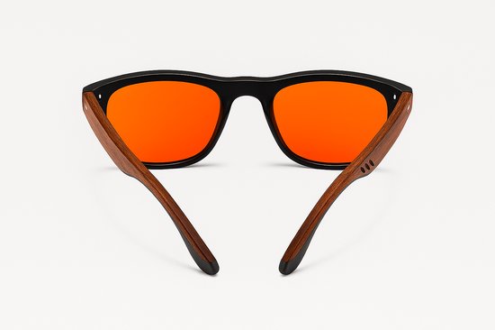 Zwarte zonnebril met oranje glazen en houten pootjes met inkepingen.