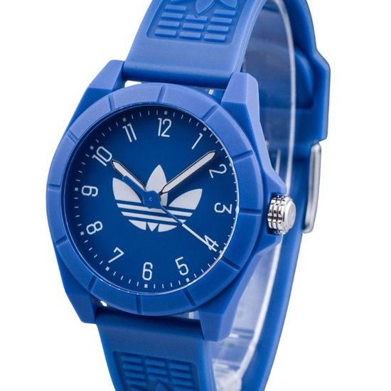 Blauw Adidas horloge met blauwe wijzerplaat, wit Adidas Trefoil logo en cijfers van 1 tot 12.