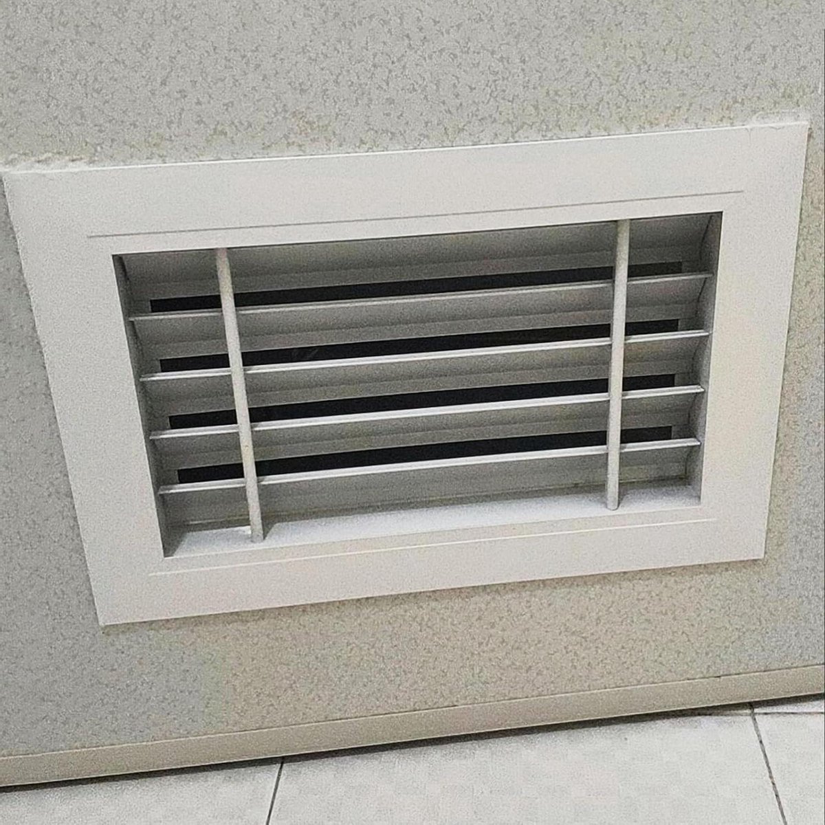 Ventilatierooster Aluminium - Dubbelzijdig Paneel - Luchtcirculatie Verbeteren - 45° Schuine Lamellen - 27 x 23 cm - Aluminiumkleurig