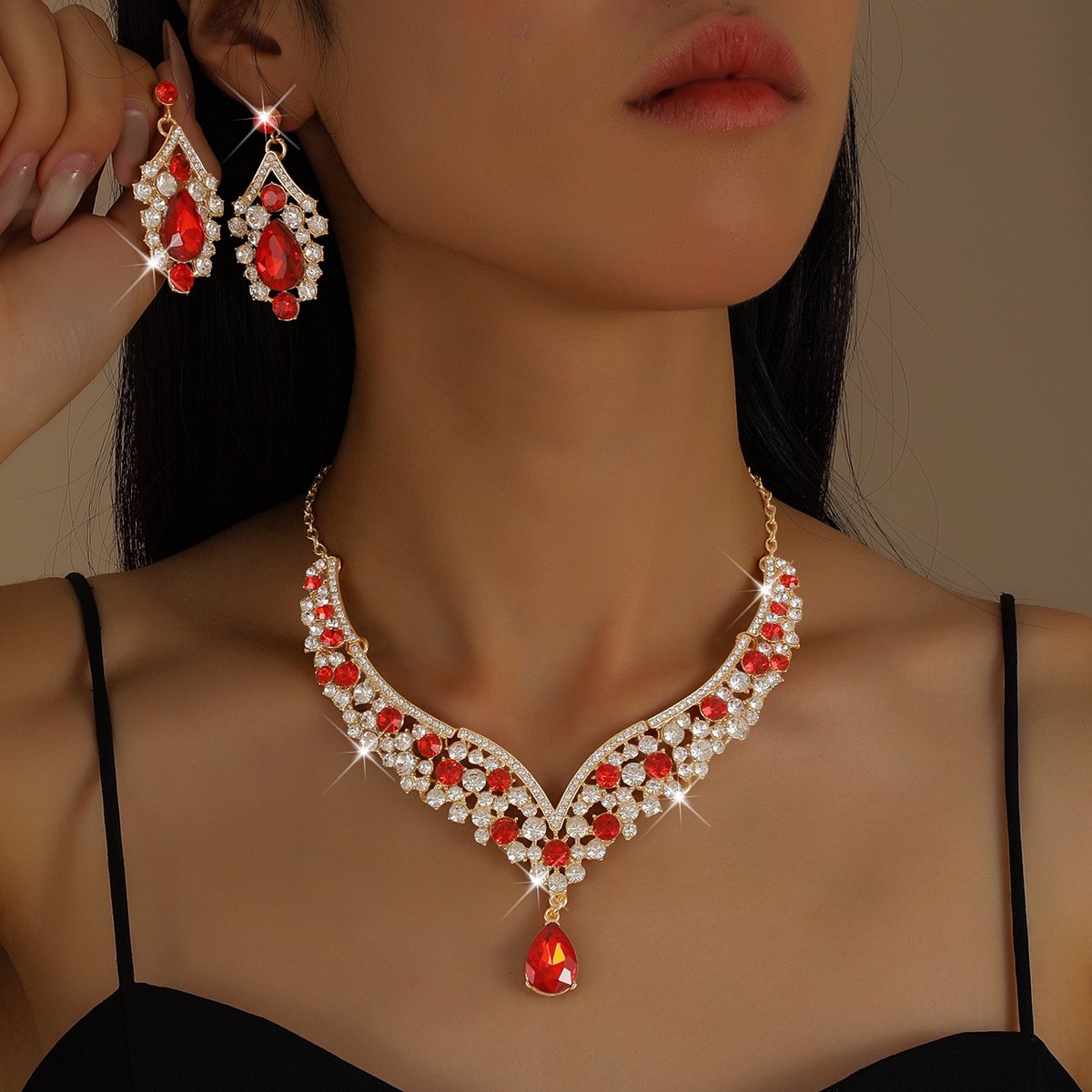 Sieradenset / Ketting en oorbellen met druppelvormige kwastjes / Accessoires voor avondjurken / Stijlvolle, verfijnde en lichte luxe ketting en oorbellen