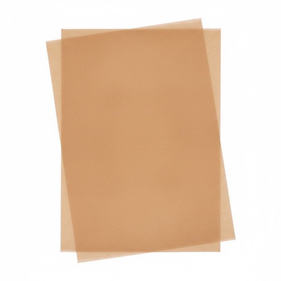 Twee bruine vellen vetvrij bakpapier overlappend op een witte achtergrond.