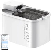 Witte PETKIT drinkfontein "Eversweet Max" met stromend water en een smartphone.