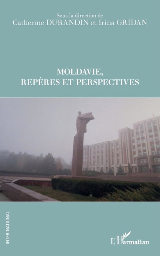 Couverture du livre "Moldavie, repères et perspectives" sous la direction de Catherine Durand et Irina Gridan. Une statue en arrière-plan.
