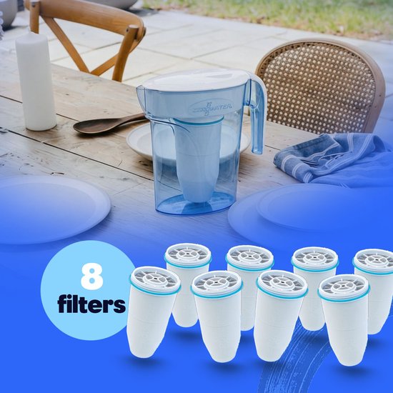 Een ZeroWater waterkan op een buitentafel met acht filters op de voorgrond.