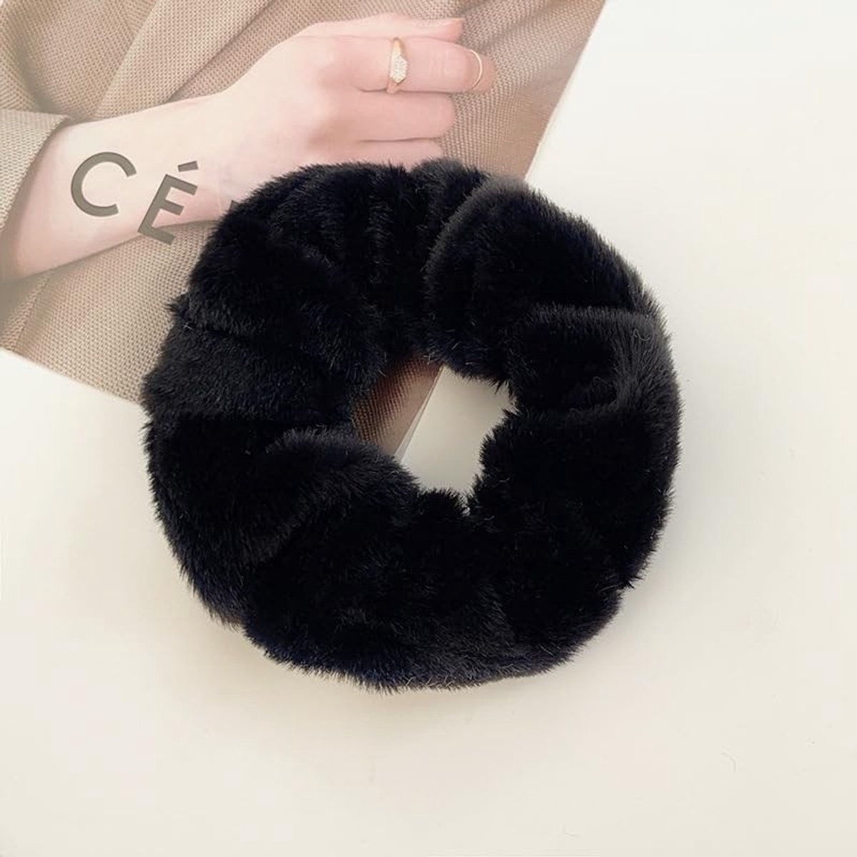 Dailygoods - Cosensi - Set van 12 Pluche Scrunchies in Zwart