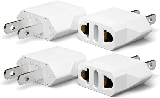 Vier witte reisadapters op een rij, met twee stekkerpennen en een ingang.