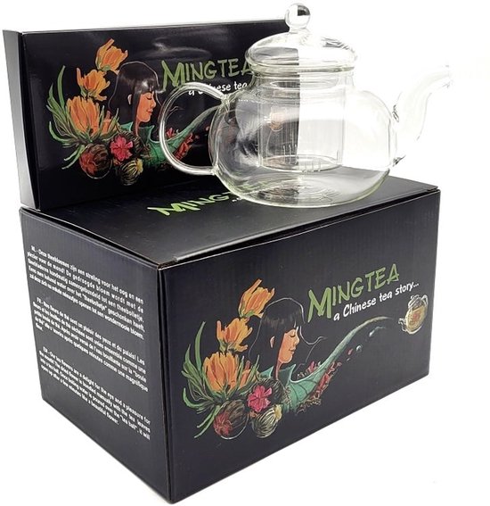 Twee Ming Tea geschenkdozen met illustraties van bloemen en een meisje. Een glazen theepot staat bovenop één doos.