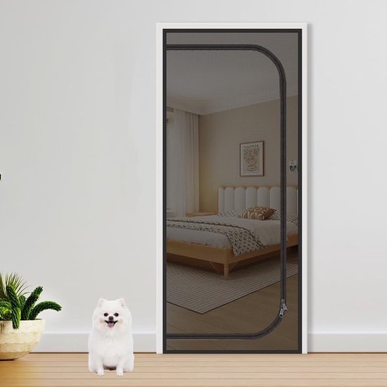Een zwart, extra hoog kattengaas met gebogen frame en ritssluiting, geplaatst voor een deuropening. Een witte poedel zit voor het gaas, met een plant ernaast.