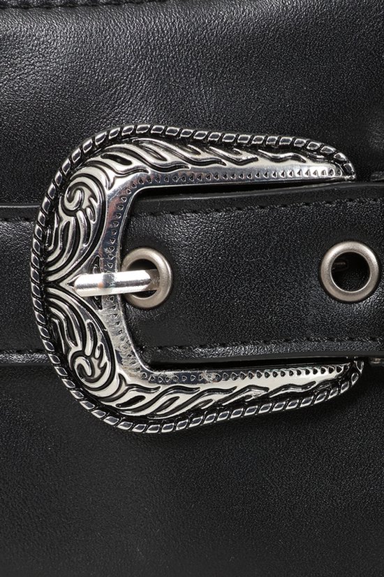 Zwarte handtas met zilverkleurige gesp met gravures en ringen.
