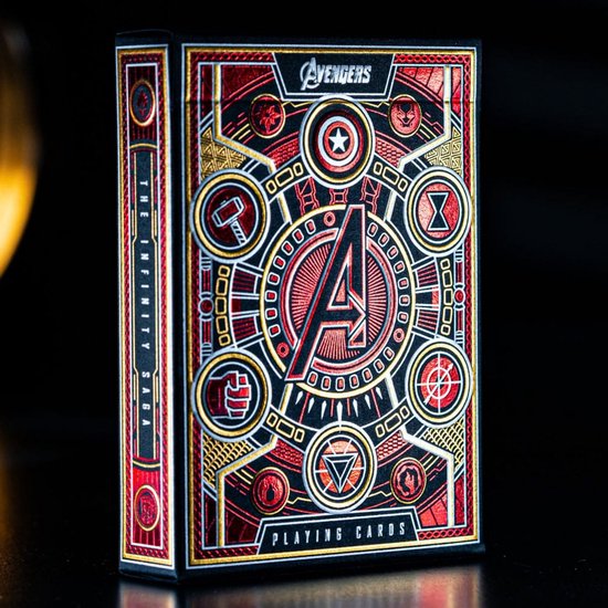 Speelkaarten doos 'The Infinity Saga' met 'Avengers' logo, rood, goud en zwart.