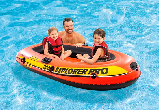 Man en twee kinderen in oranje Intex Explorer Pro 200 opblaasboot in een zwembad.