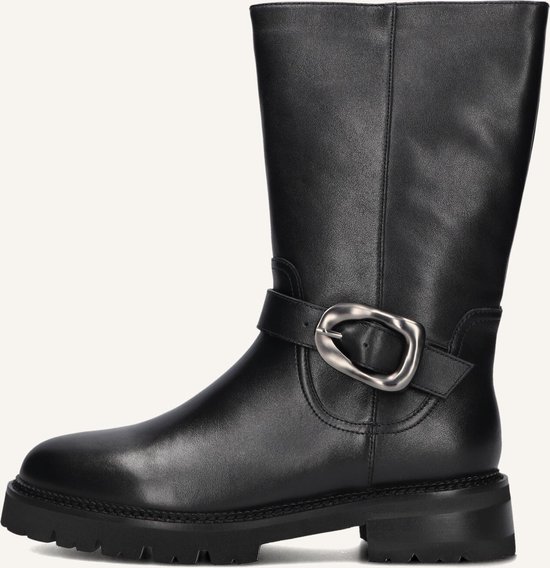 Zwarte leren laars met grove zool en gespdetail.