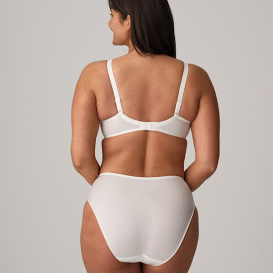 Model van achteren gezien in witte beugelbeha en slip