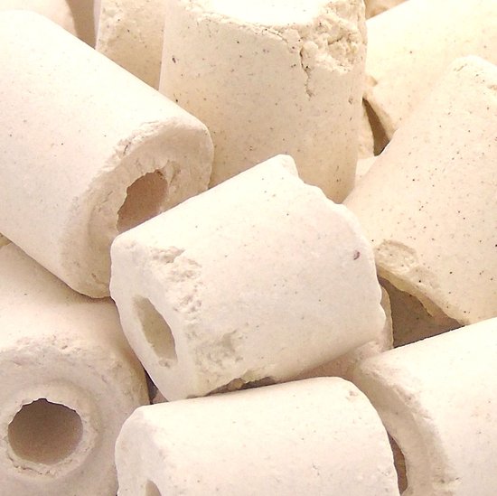 Close-up van witte, poreuze keramische filterbuisjes.