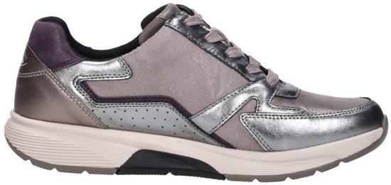 Zilverkleurige Gabor Rollingsoft sneaker met roze veters en paarse accenten.