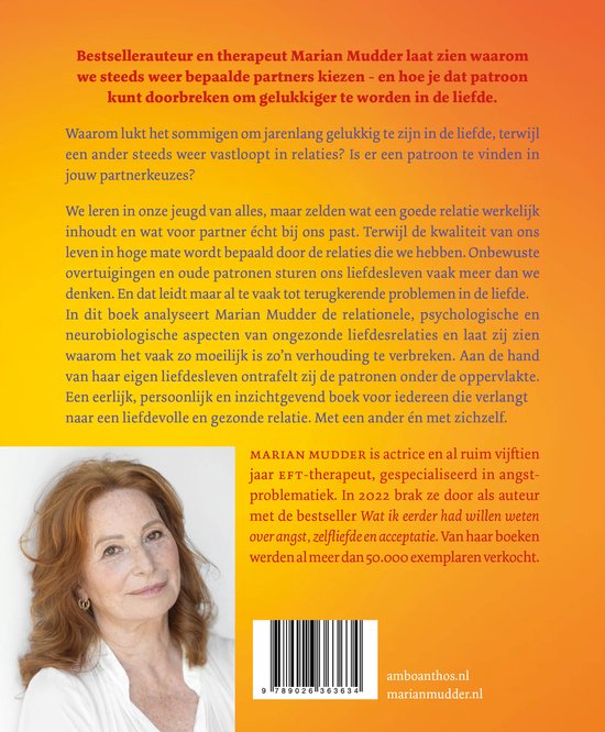 Achterkant boek 'Wat ik eerder had willen weten over de liefde'. Portret van Marian Mudder met tekst over haar boek en biografie.