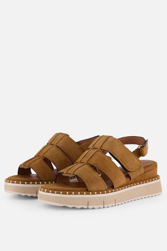 Paire de sandales Tamaris en suède marron avec brides et plateforme.