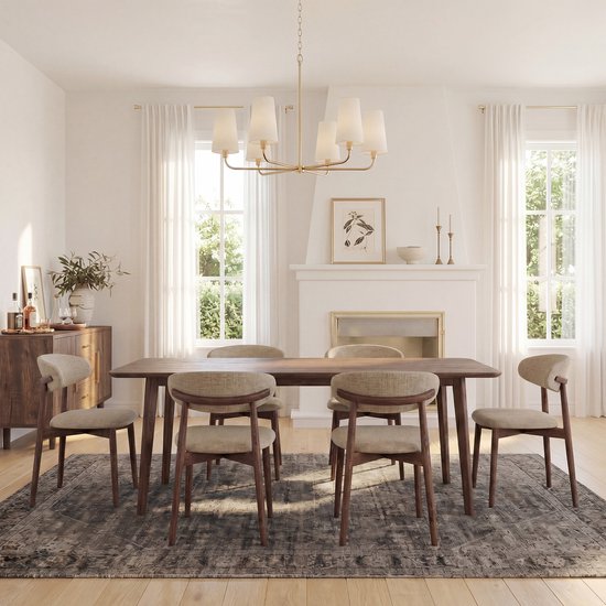 Zes bruine stoffen stoelen met houten poten rond een houten tafel.