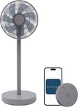 Grijze Evolar staande ventilator met blauwe bladen, smartphone en afstandsbediening.