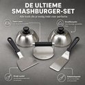 Een set van vijf barbecue-accessoires: twee deksels, een burgerpers en twee spatels.