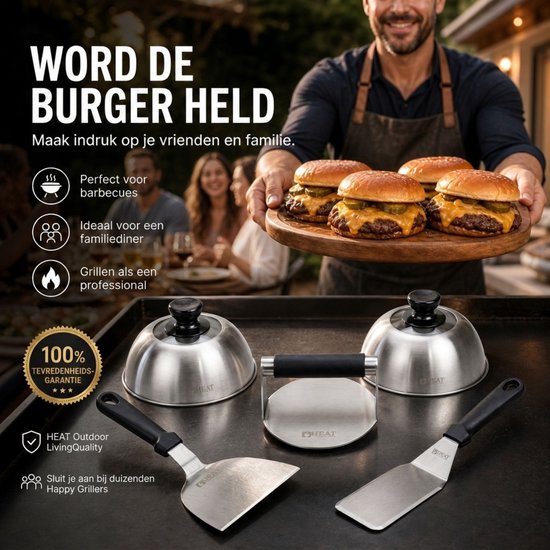 Een man draagt vier hamburgers met gesmolten kaas op een houten plank, met een burgerpers en twee deksels op een grill.