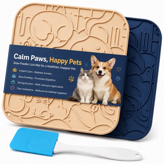 Tapis de léchage pour chiens beiges et bleu marine avec motifs, avec une spatule bleue.